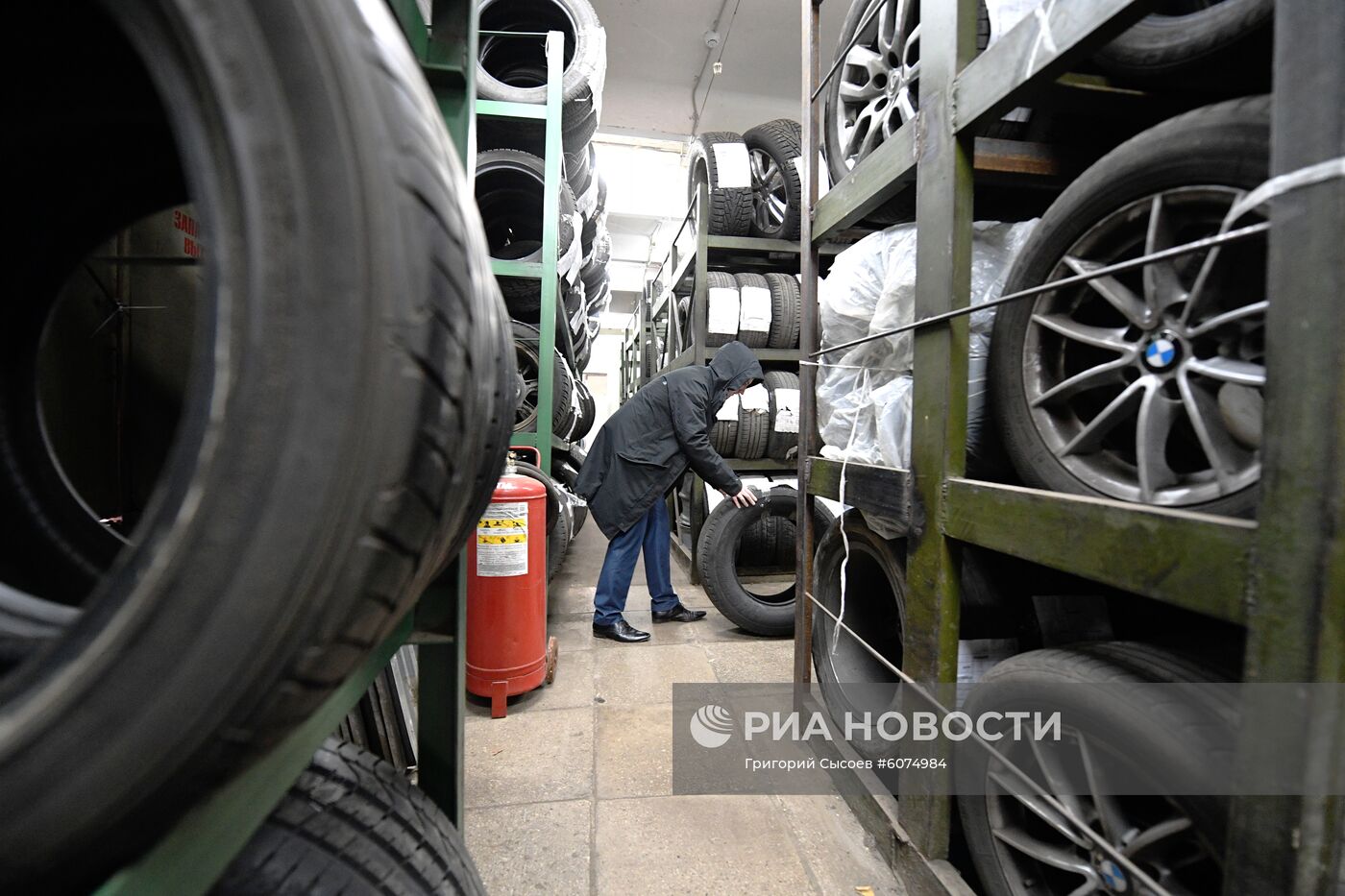 Сезонная смена летней автомобильной резины на зимнюю