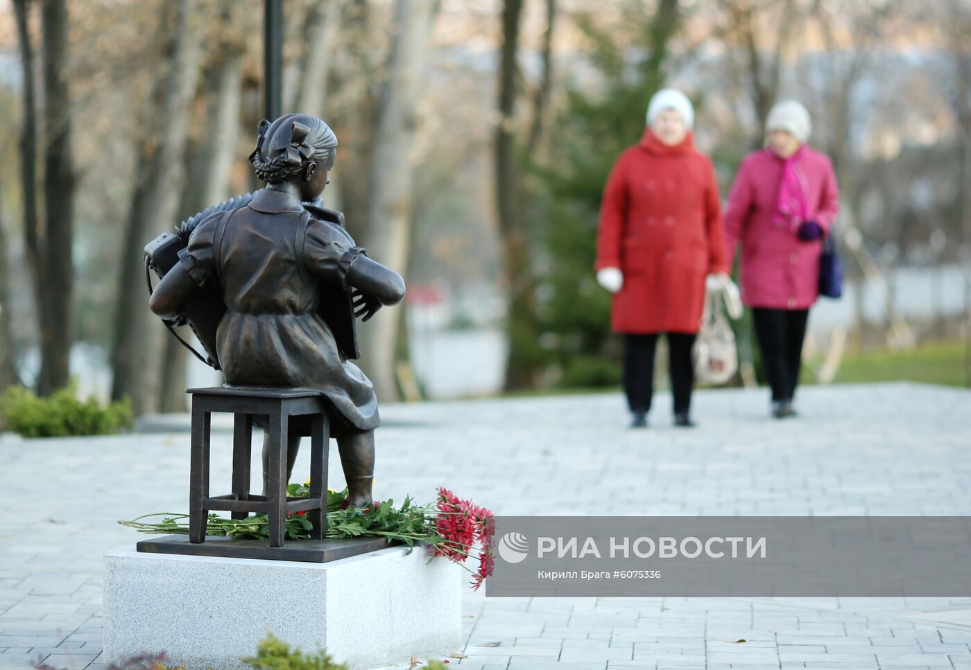 Скульптура "Девочка с аккордеоном" в Волгограде