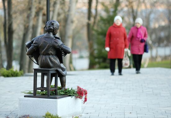 Скульптура "Девочка с аккордеоном" в Волгограде