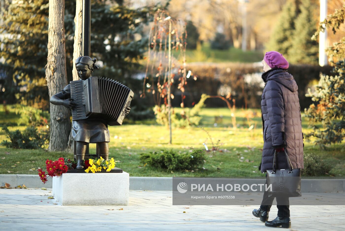 Скульптура "Девочка с аккордеоном" в Волгограде