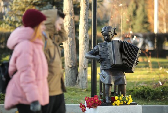 Скульптура "Девочка с аккордеоном" в Волгограде