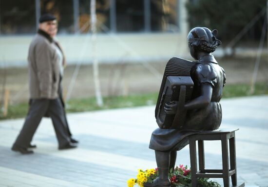 Скульптура "Девочка с аккордеоном" в Волгограде