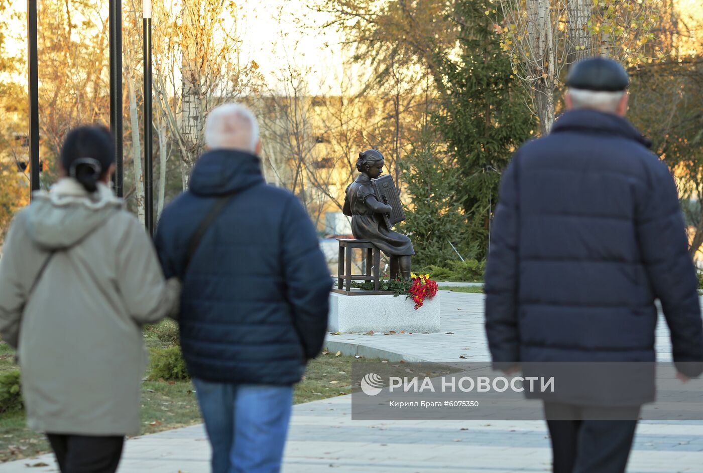 Скульптура "Девочка с аккордеоном" в Волгограде