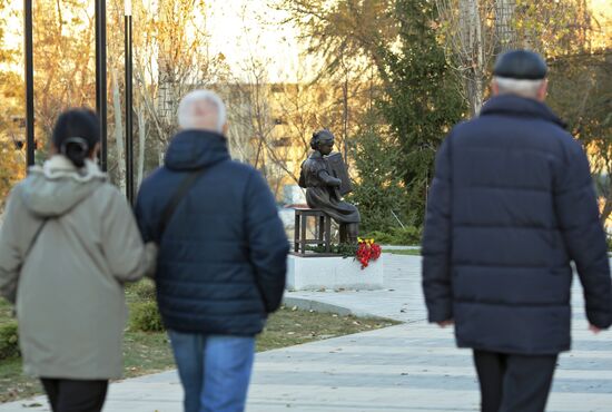 Скульптура "Девочка с аккордеоном" в Волгограде