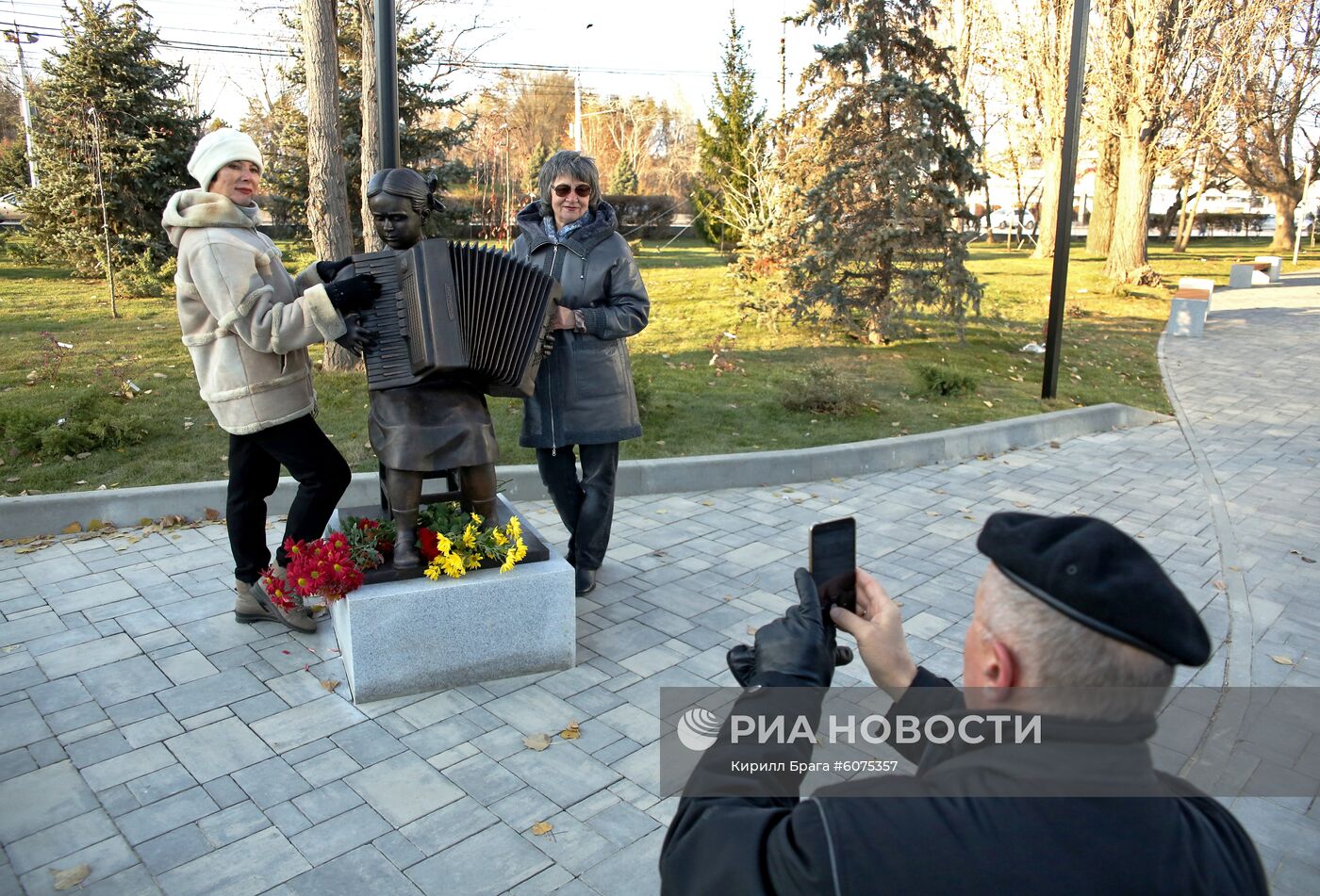 Скульптура "Девочка с аккордеоном" в Волгограде