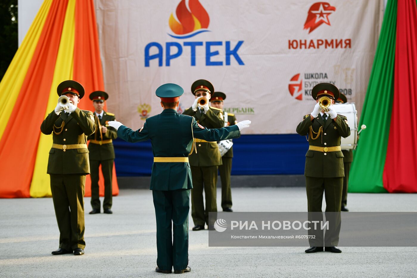 Акция "Служить России суждено тебе и мне" в "Артеке"