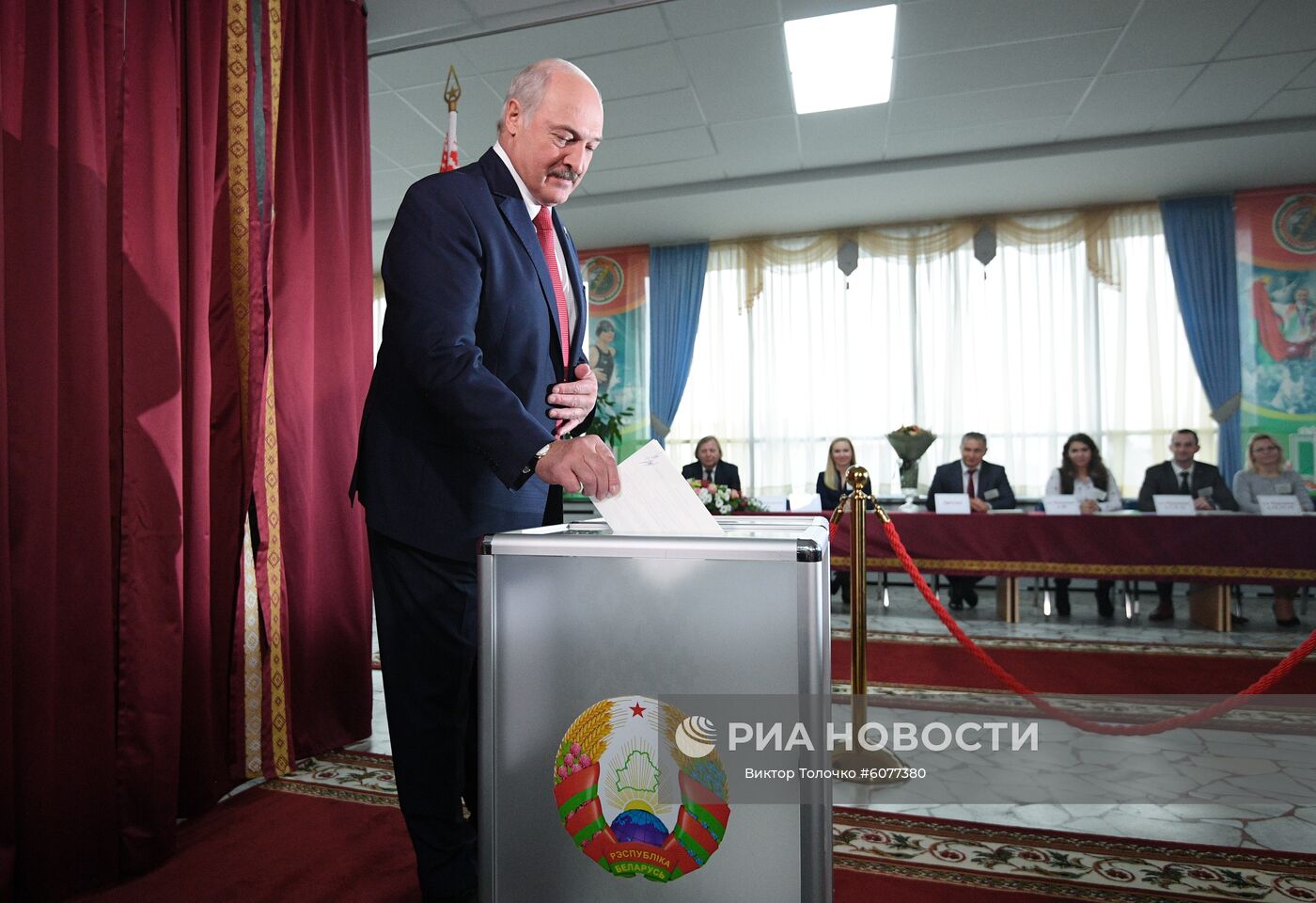 Президент Белоруссии Александр Лукашенко принимает участие в голосовании на выборах депутатов Палаты представителей Национального собрания Белоруссии на избирательном участке 506 в Минске. Место: Белоруссия, Минск. Автор: Виктор Толочко/Sputnik/РИА Новости. Парламентские выборы в Белоруссии