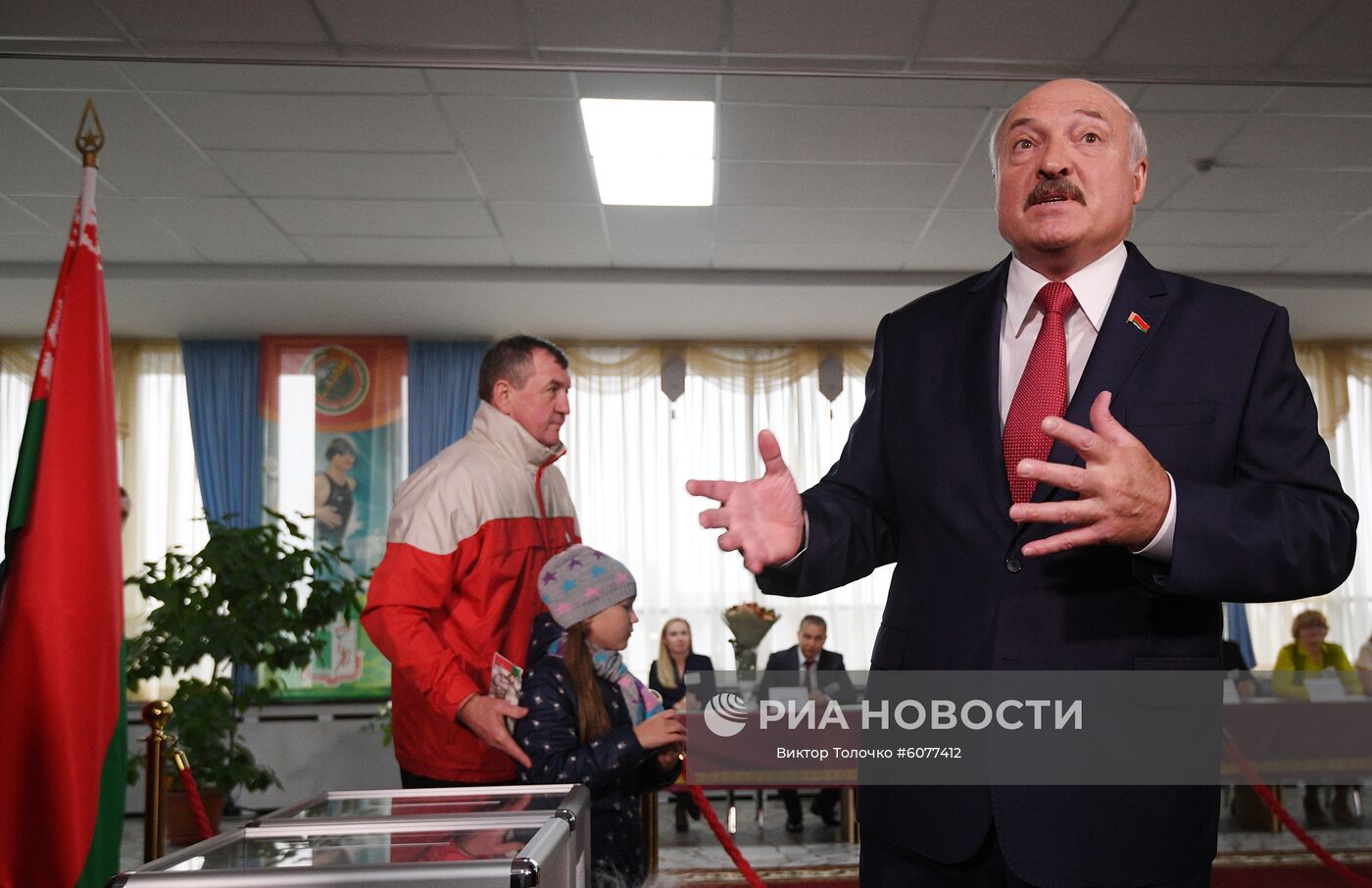 Президент Белоруссии Александр Лукашенко дает интервью после голосования на выборах депутатов Палаты представителей Национального собрания Белоруссии на избирательном участке 506 в Минске. Место: Белоруссия, Минск. Автор: Виктор Толочко/Sputnik/РИА Новости. Парламентские выборы в Белоруссии