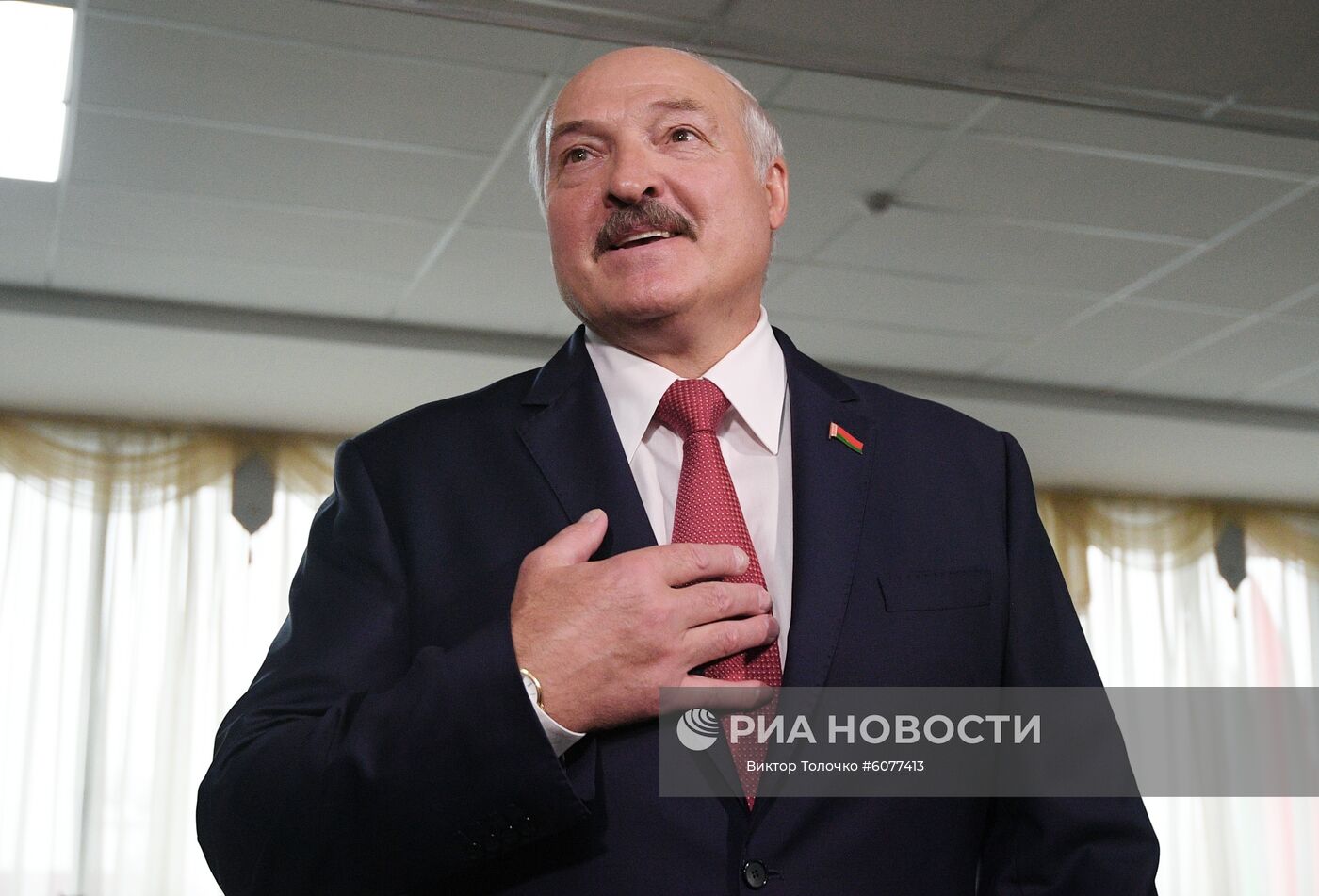 Президент Белоруссии Александр Лукашенко дает интервью после голосования на выборах депутатов Палаты представителей Национального собрания Белоруссии на избирательном участке 506 в Минске. Место: Белоруссия, Минск. Автор: Виктор Толочко/Sputnik/РИА Новости. Парламентские выборы в Белоруссии