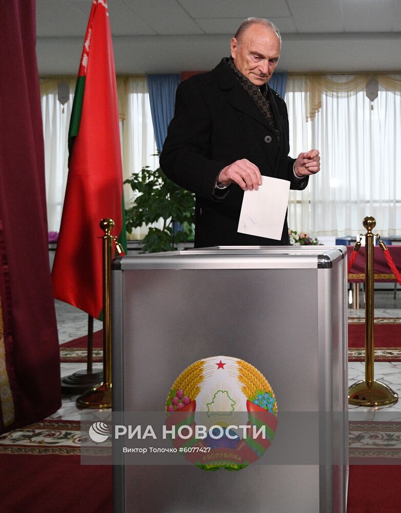 Мужчина во время голосования на выборах депутатов Палаты представителей Национального собрания Белоруссии на избирательном участке в Минске. Место: Белоруссия, Минск. Автор: Виктор Толочко/Sputnik/РИА Новости. Парламентские выборы в Белоруссии