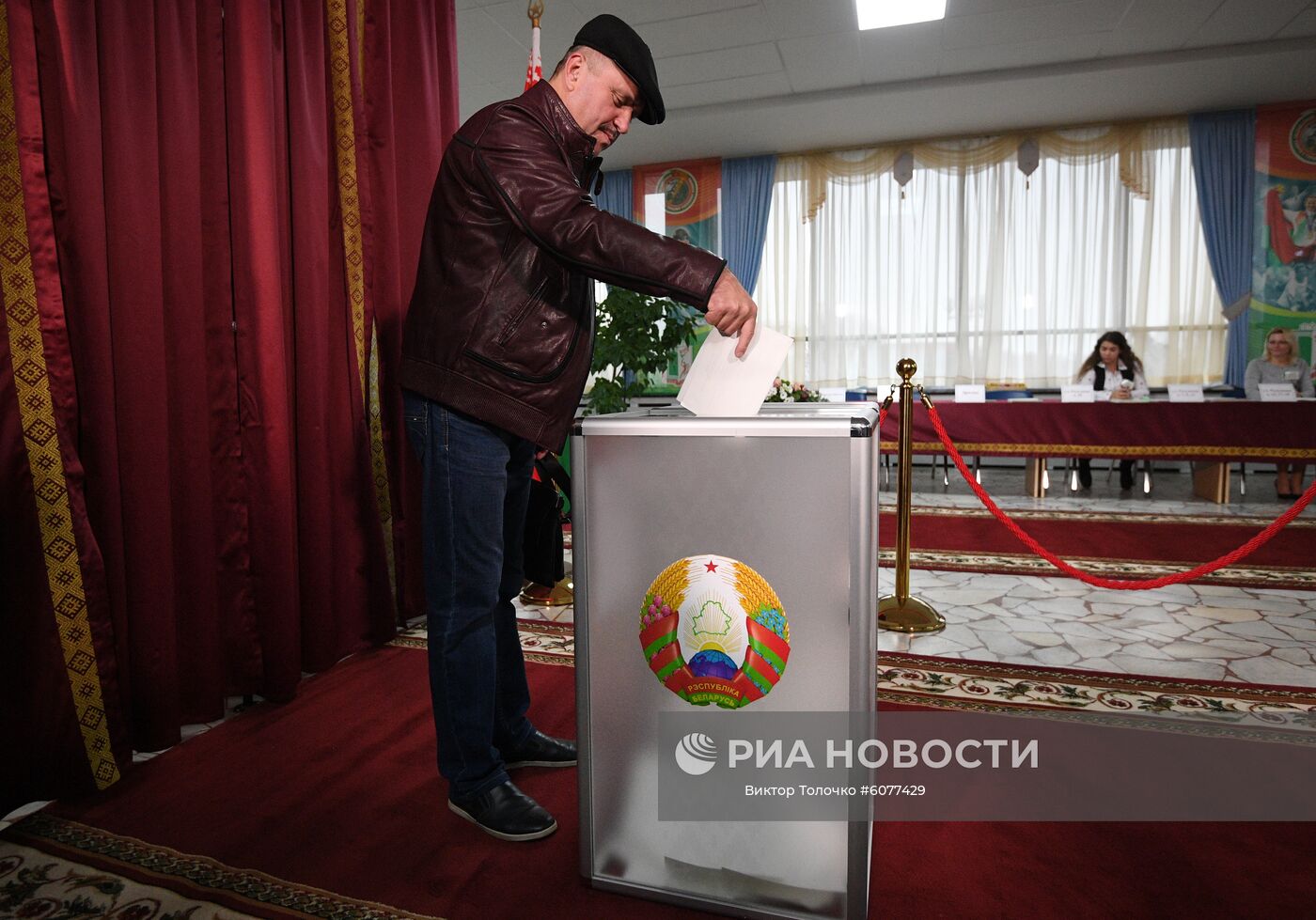 Мужчина во время голосования на выборах депутатов Палаты представителей Национального собрания Белоруссии на избирательном участке в Минске. Место: Белоруссия, Минск. Автор: Виктор Толочко/Sputnik/РИА Новости. Парламентские выборы в Белоруссии