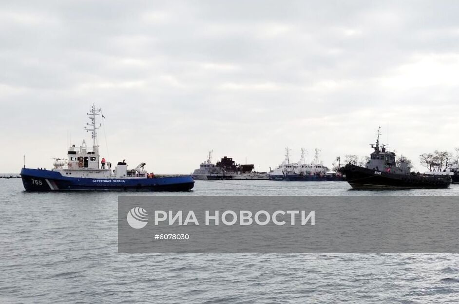 Буксировка задержанных украинских катеров и буксира из порта Керчи