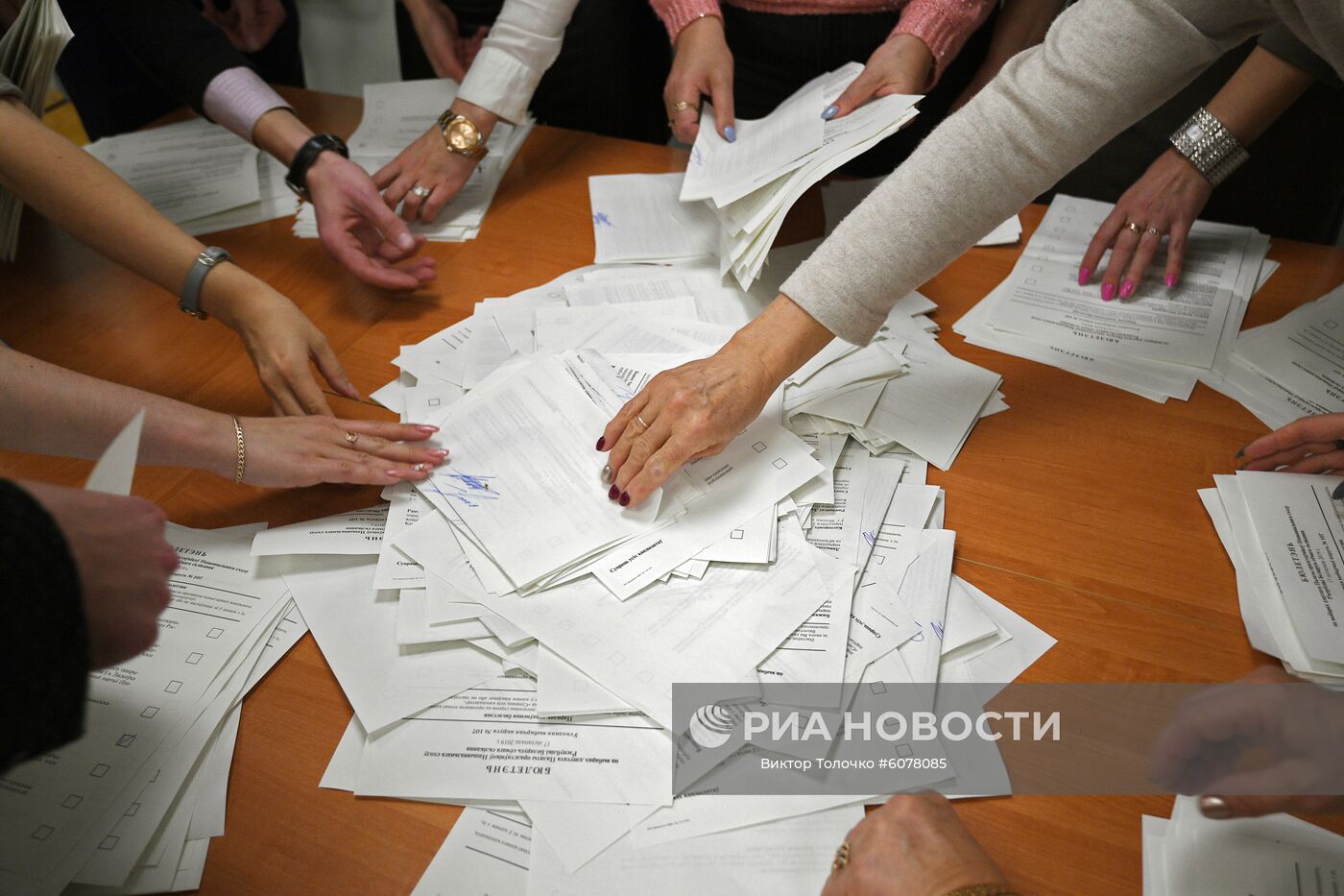 Члены избирательной комиссии участка 593 в Минске проводят подсчет голосов после закрытия участков для голосования на выборах депутатов Палаты представителей Национального собрания Республики Беларусь. Место: Белоруссия, Минск. Автор: Виктор Толочко/Sputnik/РИА Новости. Парламентские выборы в Белоруссии