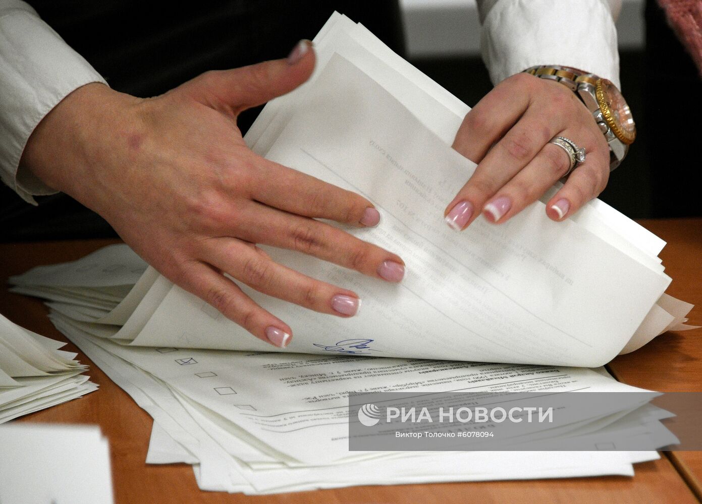 Член избирательной комиссии участка 593 в Минске проводит подсчет голосов после закрытия участков для голосования на выборах депутатов Палаты представителей Национального собрания Республики Беларусь. Место: Белоруссия, Минск. Автор: Виктор Толочко/Sputnik/РИА Новости. Парламентские выборы в Белоруссии
