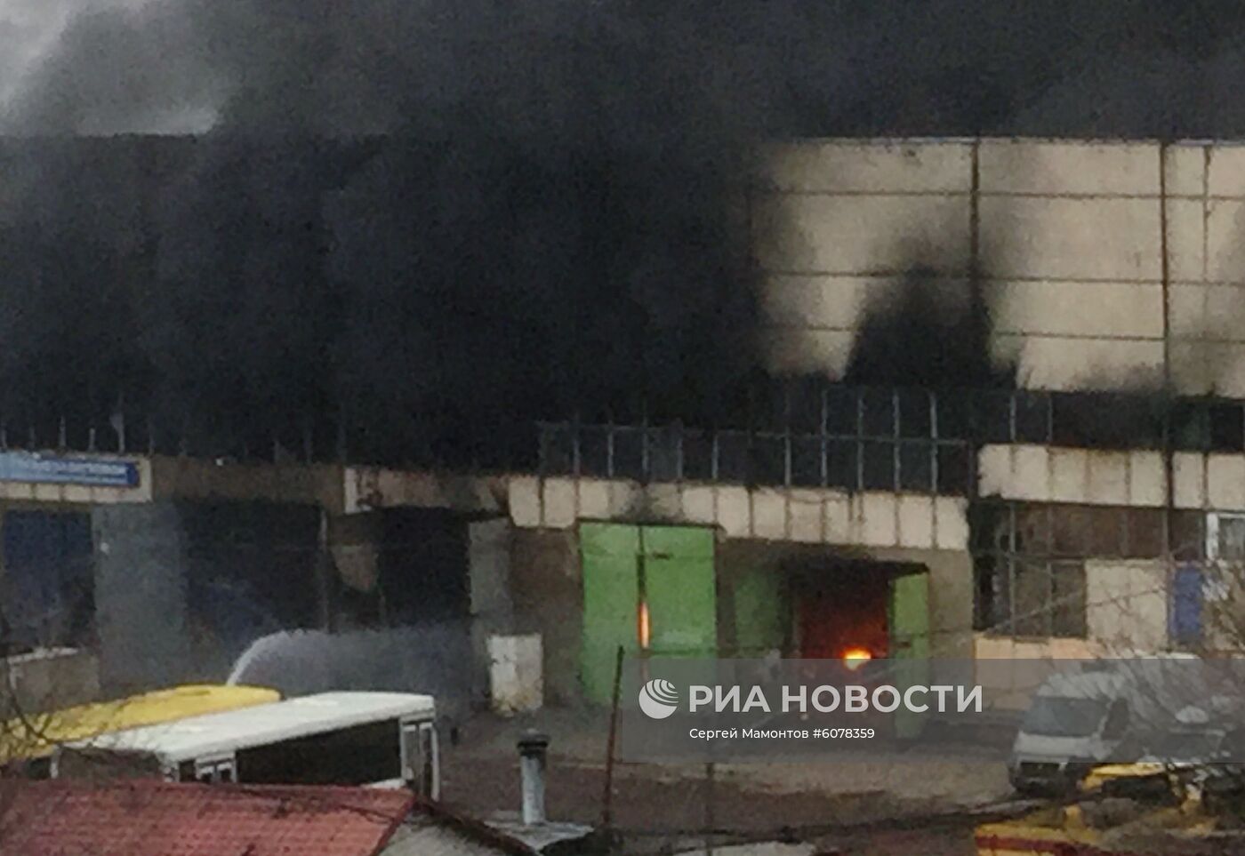 Склад с газовым оборудованием загорелся в Москве