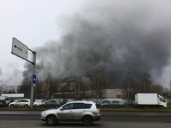 Склад с газовым оборудованием загорелся в Москве