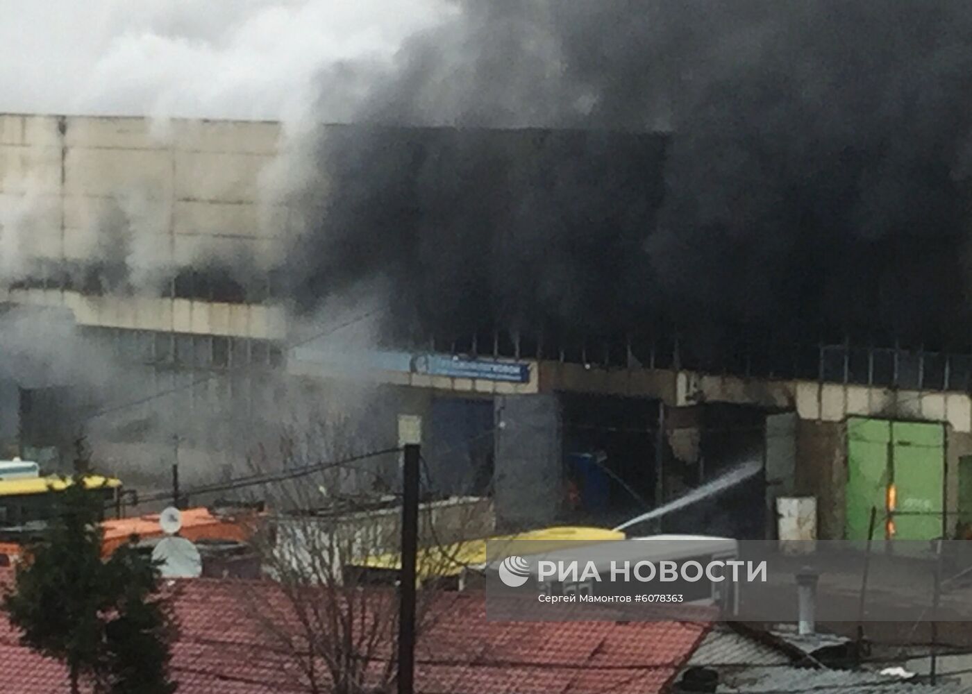Склад с газовым оборудованием загорелся в Москве