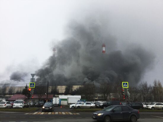 Склад с газовым оборудованием загорелся в Москве