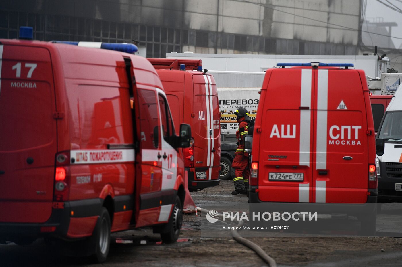 Склад с газовым оборудованием загорелся в Москве
