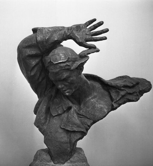 Скульптура А.Бембеля "Герой Советского Союза Николай Гастелло"