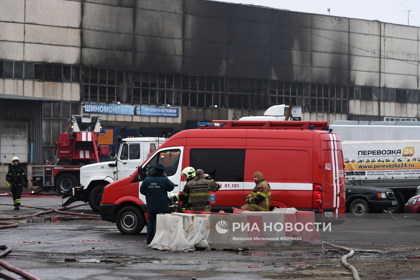 Склад с газовым оборудованием загорелся в Москве