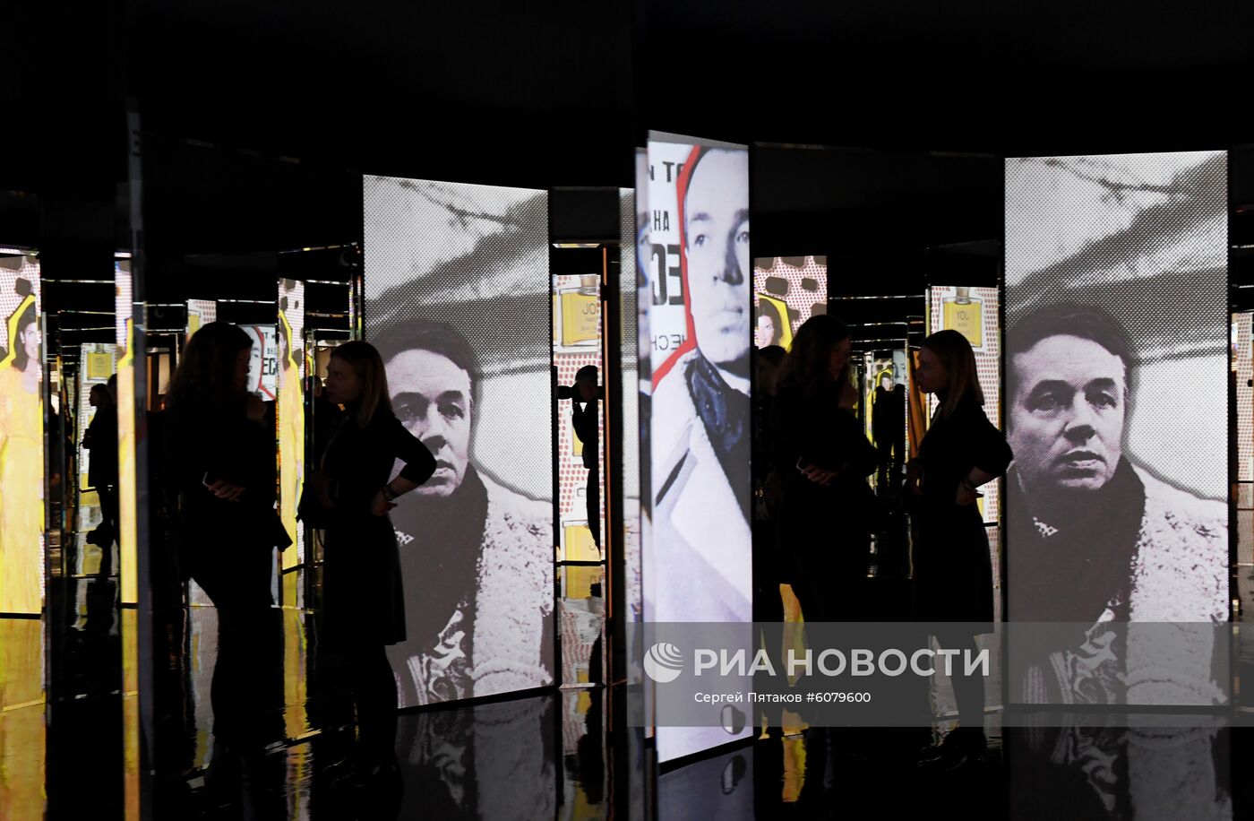 Выставка "Поэт и Леди" в Москве