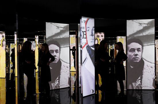 Выставка "Поэт и Леди" в Москве