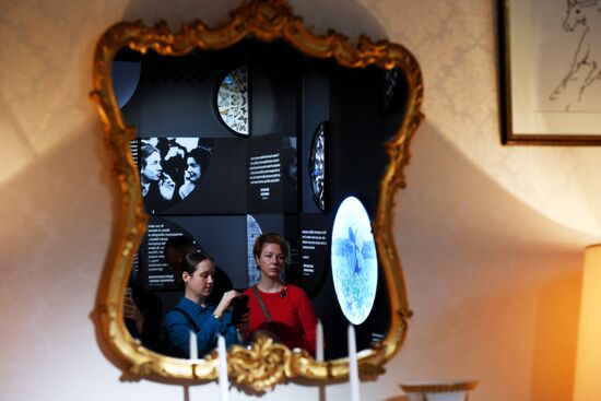 Выставка "Поэт и Леди" в Москве