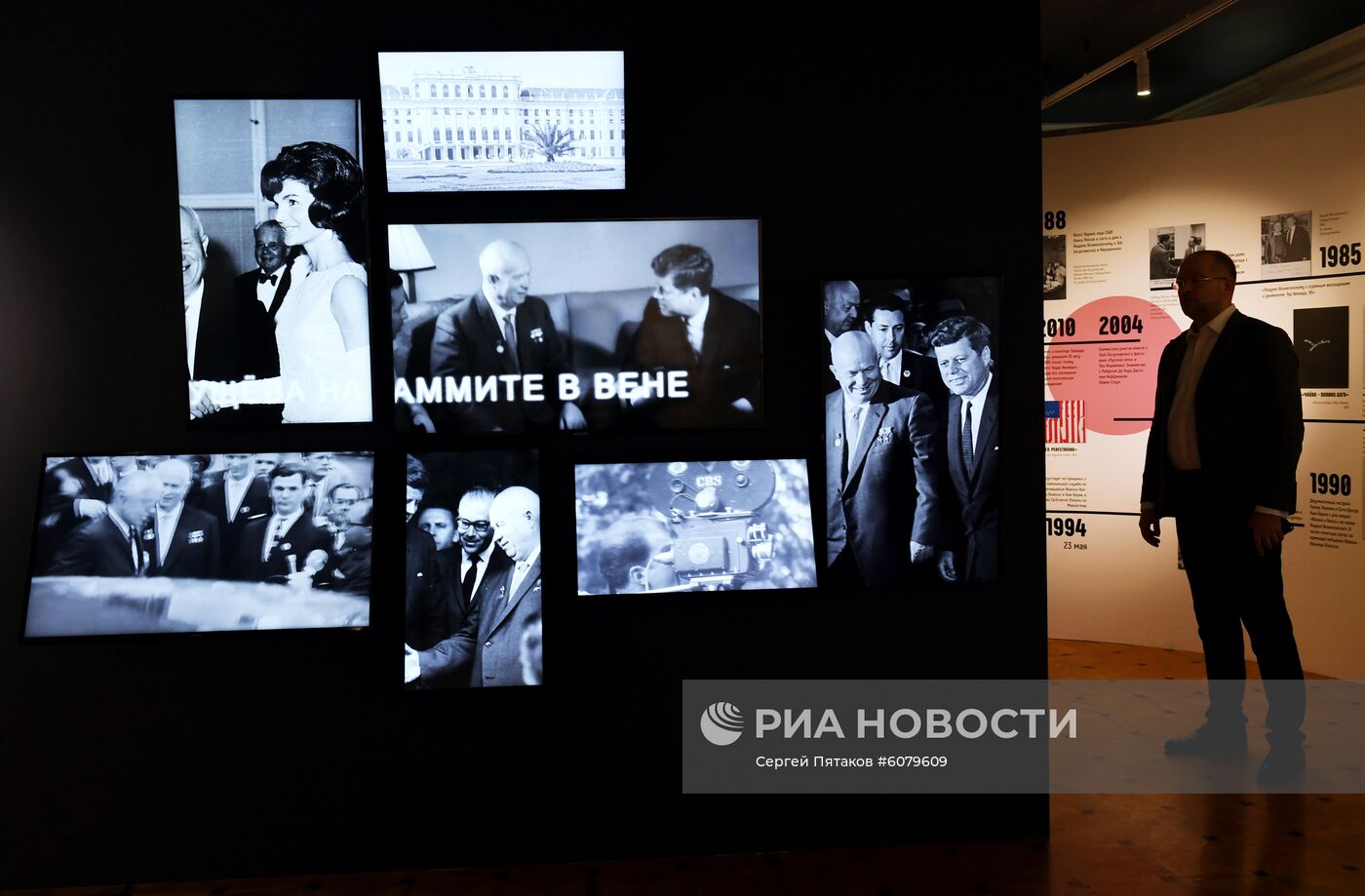 Выставка "Поэт и Леди" в Москве