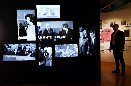 Выставка "Поэт и Леди" в Москве