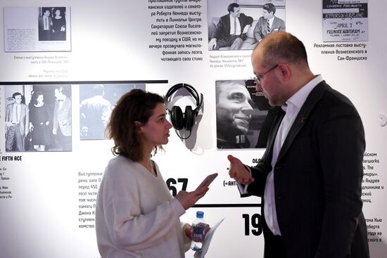 Выставка "Поэт и Леди" в Москве