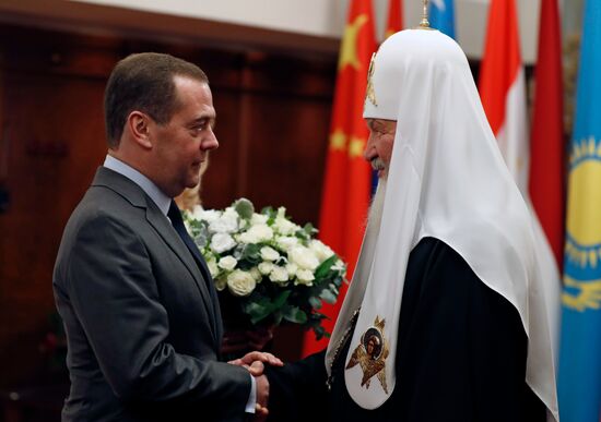 Премьер-министр РФ Д. Медведев поздравил патриарха Кирилла с днем рождения