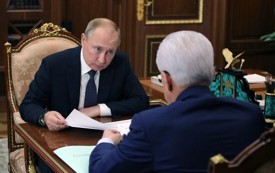 Президент РФ В. Путин встретился с главой Дагестана В. Васильевым