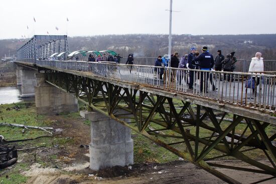 Открытие моста у КПП "Станица Луганская"