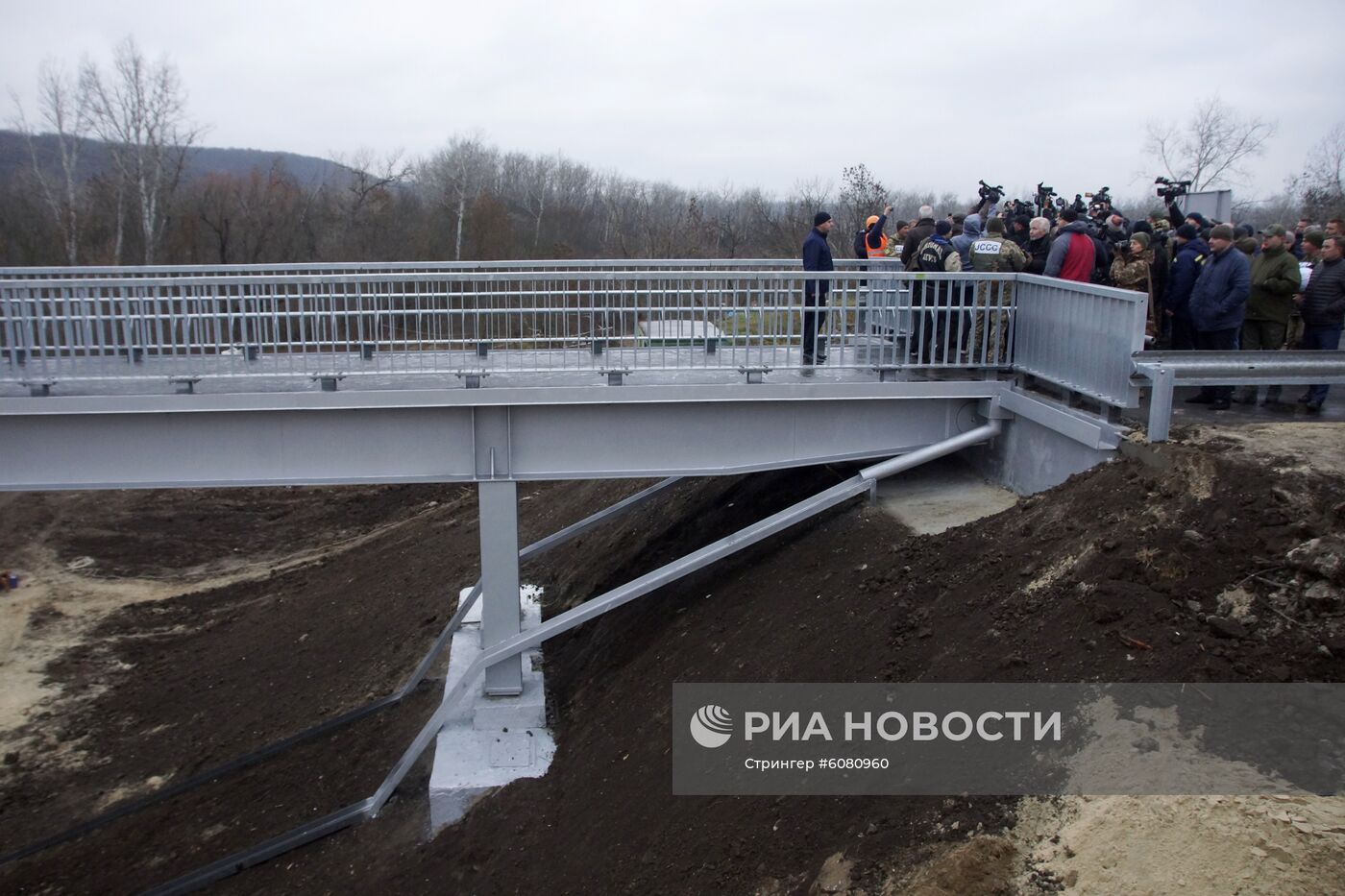 Открытие моста у КПП "Станица Луганская"