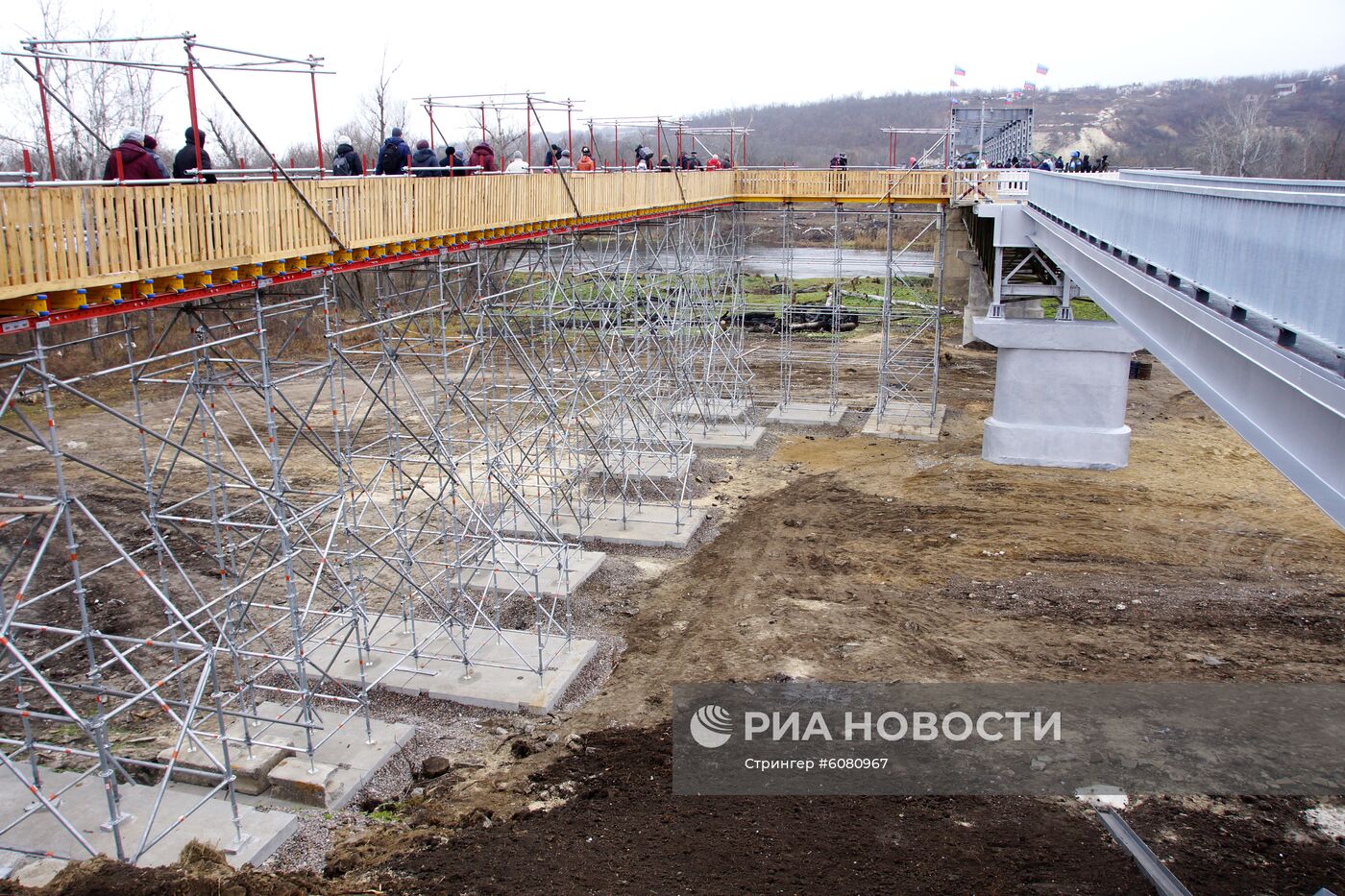 Открытие моста у КПП "Станица Луганская"