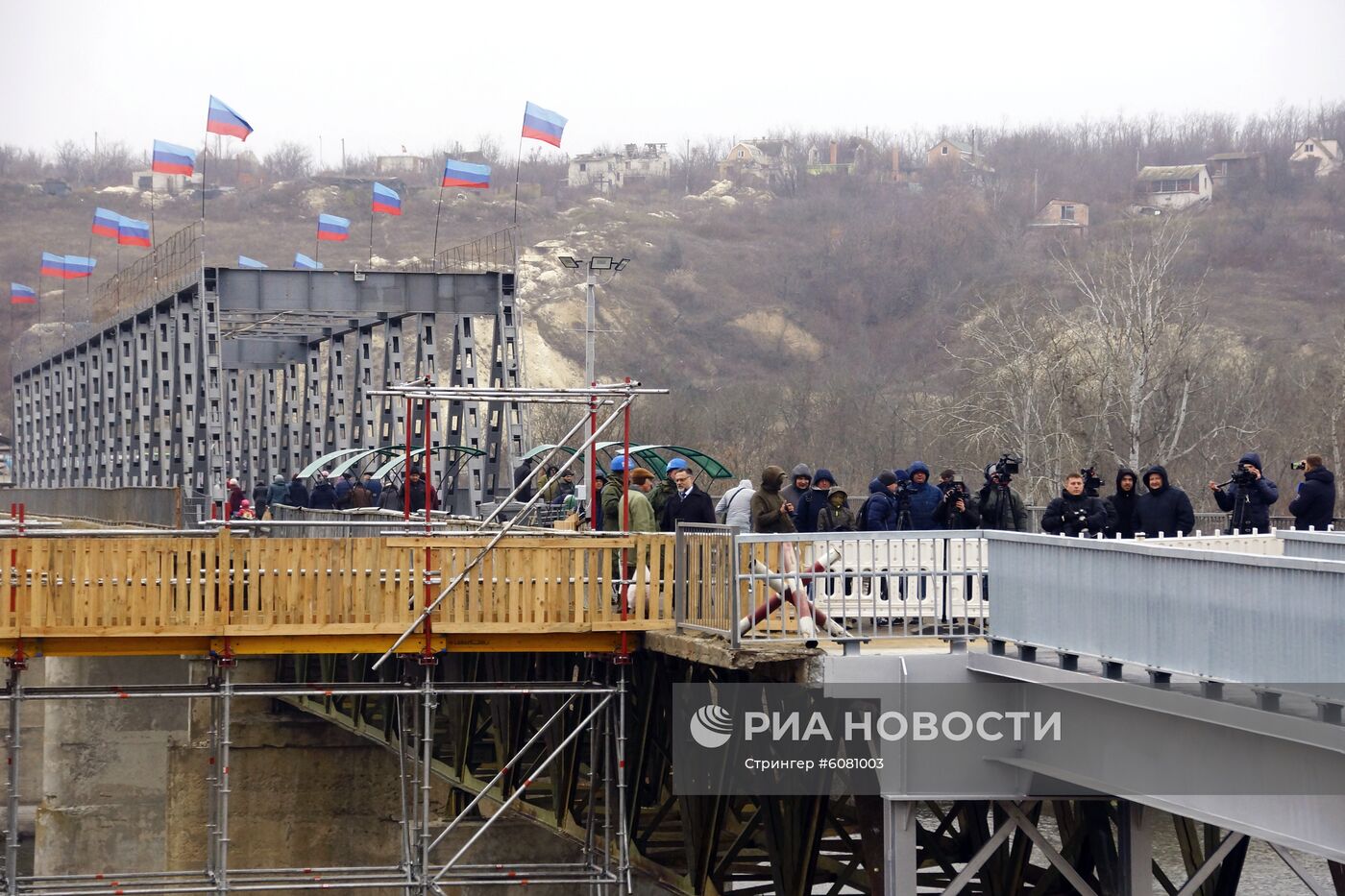 Открытие моста у КПП "Станица Луганская"