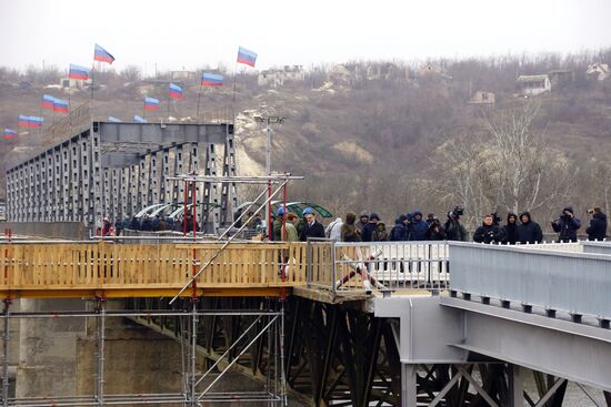 Открытие моста у КПП "Станица Луганская"