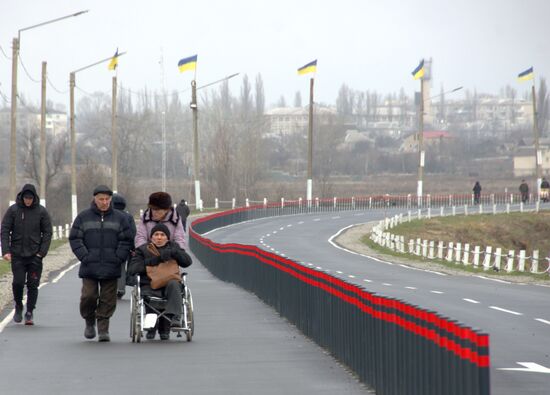 Открытие моста у КПП "Станица Луганская"