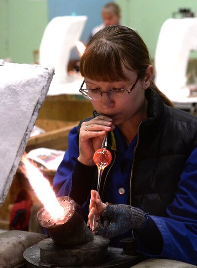 Производство елочных игрушек на фабрике "Бирюсинка" в Красноярске