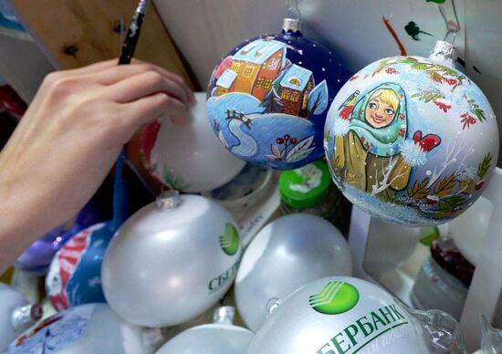 Производство елочных игрушек на фабрике "Бирюсинка" в Красноярске