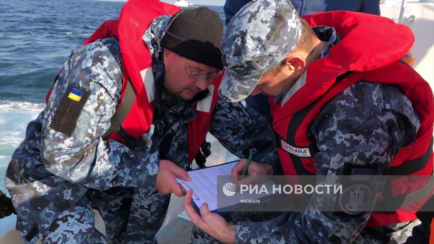 Бронекатера "Никополь", "Бердянск" и буксир "Яны Капу" во время передачи Украине