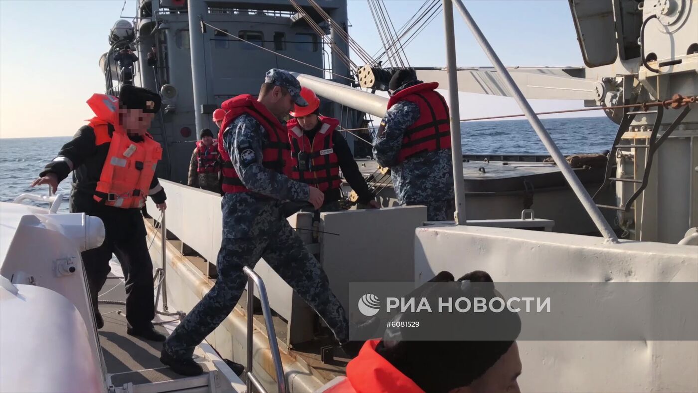 Бронекатера "Никополь", "Бердянск" и буксир "Яны Капу" во время передачи Украине