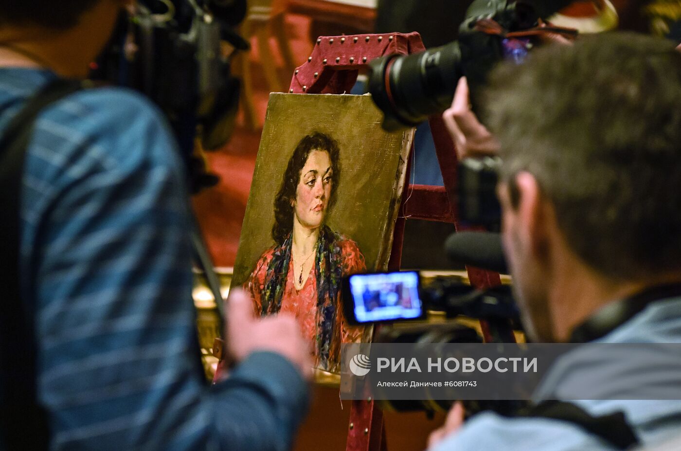 Передача картины "Портрет женщины с гранатовым кулоном" Б. Иогансона в Русский музей