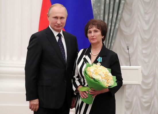 Церемония вручения государственных наград президентом РФ В. Путиным в Кремле