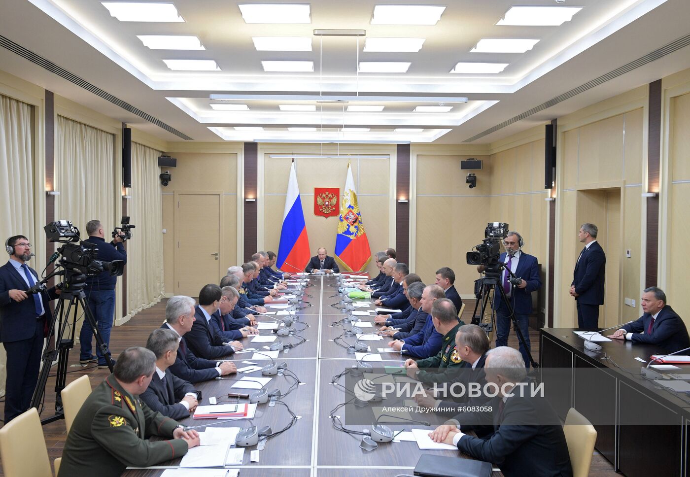 Президент РФ В. Путин провел заседание Совбеза РФ