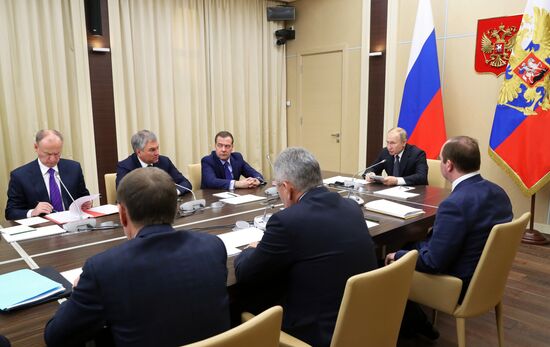 Президент РФ В. Путин провел заседание Совбеза РФ