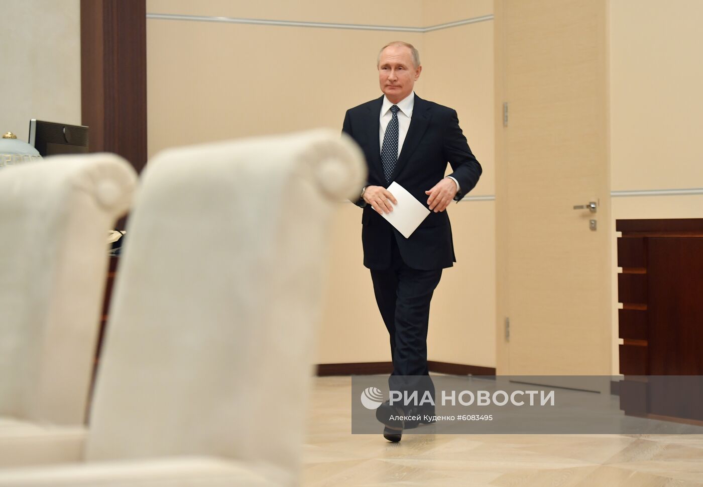 Президент РФ В. Путин провел совещание по вопросам экономики