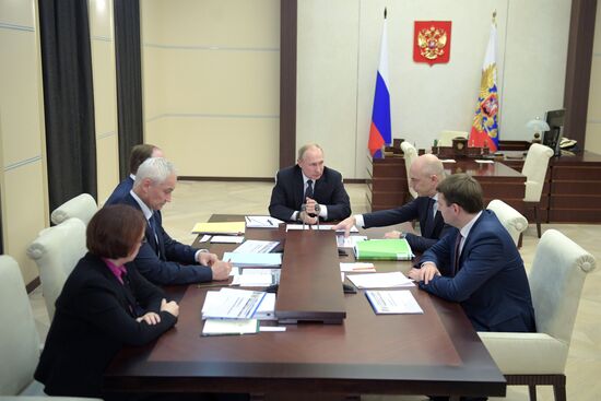 Президент РФ В. Путин провел совещание по вопросам экономики