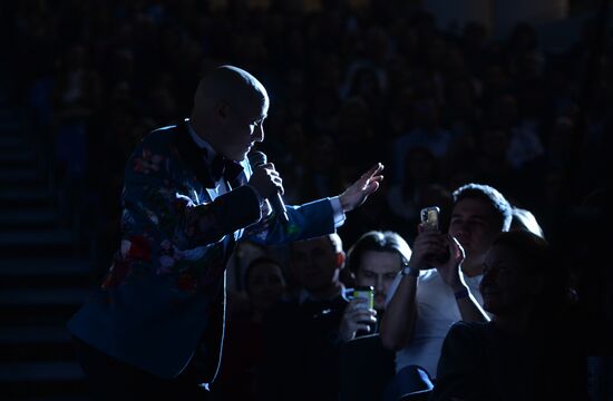 Спектакль К. Серебренникова "Наша Алла"